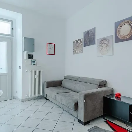 Apartment Guesthost - Walk To The Po River & Center *